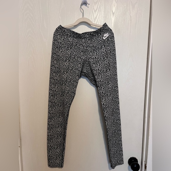 2 pairs of Nike Leggings - Picture 5 of 7